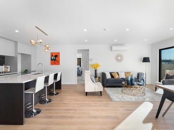 Near-New 3+2 Bedroom Versatile Home