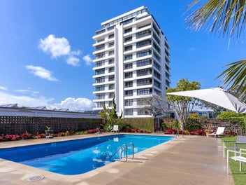 Spacious ground floor waterfront apartment