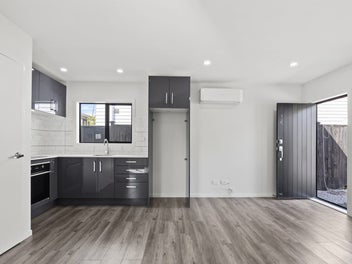 Perfect Single-level Standalone Starter Home!