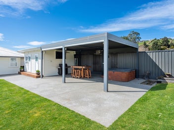 Tidy family home, be in for Christmas