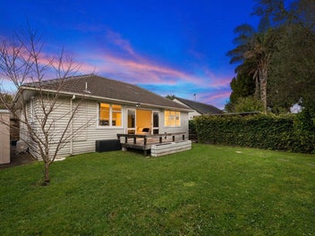 Aussie-Bound Vendors Instruct Sale!
