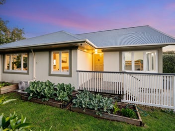 1960s Weatherboard + Roughcast Retreat