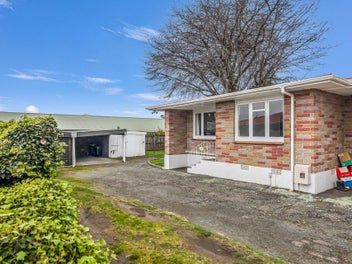 Private, Sunny Gem Near the CBD