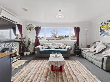 Charming Stucco Home with Self-Contained Sleepout