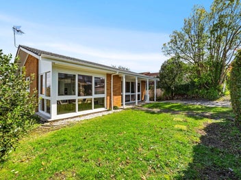 Brick & Tile Beauty On 618m2 Freehold Land!