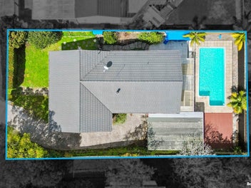 Brick & Tile Beauty On 618m2 Freehold Land!