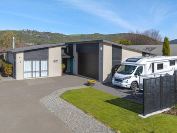 Sun, Space, and Style in Kinloch