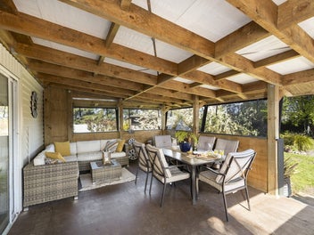 Picturesque Charming Lifestyle Close To Town!!