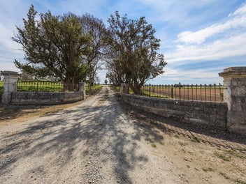 THE COMPLETE RURAL LIFESTYLE PACKAGE