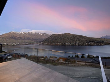 Luxury on Queenstown Hill with massive lake views
