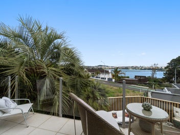 Paritai Location, Panoramic Views with Pool