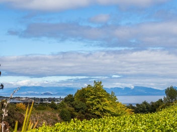 Hilltop gem – family and holiday ready
