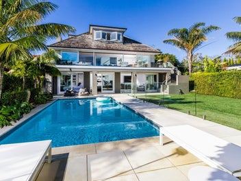 Luxury Lakeside Living - Footsteps From The Beach