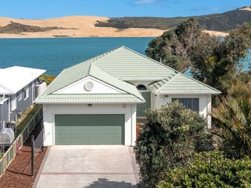 ABSOLUTE WATERFRONT - PANORAMIC WATER VIEWS