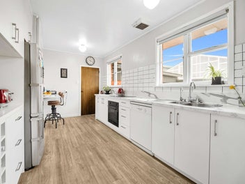 Home, Pool, Garages - It’s All Here