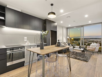 Stylish Urban Retreat with 180° Harbour Views