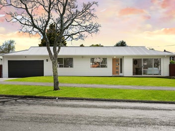 Renovated- Dual Garage | Stylish & Freehold!