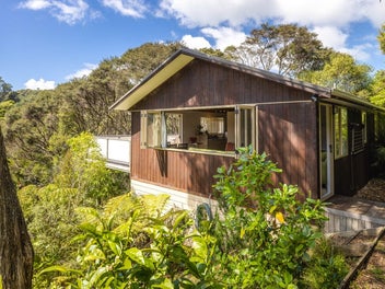 Minutes from Onetangi Beach