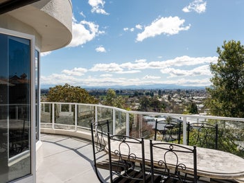 Grand Townhouse Living with Views