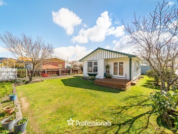 GREAT FAMILY HOME + BRILLIANT LOCATION!!