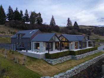 MODERN HAMPTONS CHARM IN A WORLD CLASS SETTING