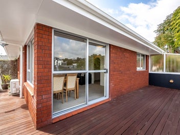 Two bedrooms & Four Garages/Rumpus