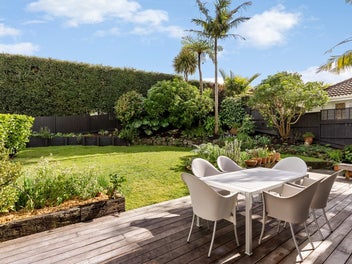 Herne Bay Heights: Private Garden Sanctuary