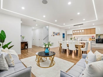 CORNER SITE! ELEVATED ENTERTAINER WITH VIEWS