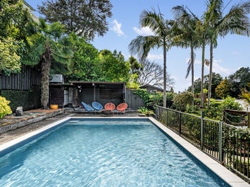 Mid-Century Charm, Elevated Position in DGZ