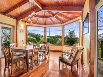 Picturesque Lifestyle in Sunny Paparoa!