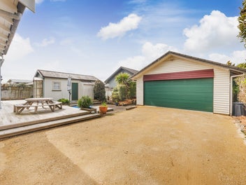 Vendor on the Move - Must be SOLD!!