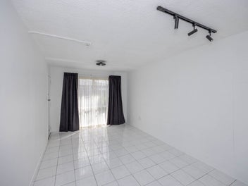 RENOVATED & READY - HAMILTON EAST !