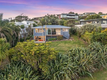 Seaviews and Sunsets – Escape to Surfdale