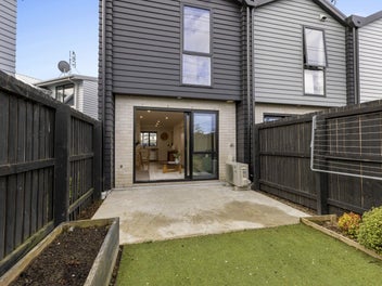 Modern style, easy living, motivated vendors