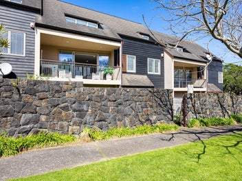 UPMARKET PARKSIDE LIVING