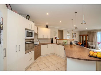 BRICK, SPACIOUS & PRIVATE IN A TOP LOCATION