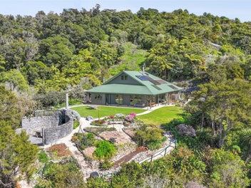 Architectural and Off-Grid Luxury in Golden Bay