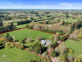 Mature trees, expansive lawns & lifestyle living