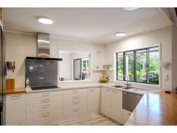 PARK-LIKE OASIS, HOME, STUDIO, SHED & POOL