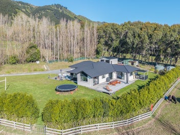 Modern Lifestyle | Country Setting, Town Close