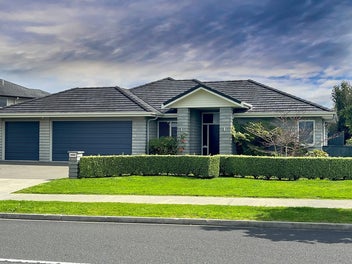Easy Care Harbourside Living - 3 Car Garaging