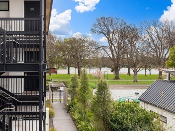 Bright Inner-City One-Bed by Hagley Park