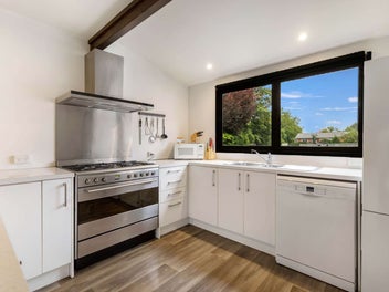 Vacant Possession! Outstanding Alpine Option!