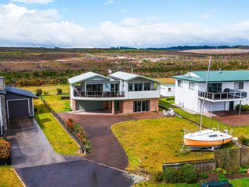 Space, views and lifestyle by the Lake