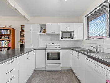 Huge garaging + just minutes to the Beach & City