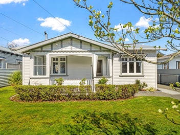 A Jellicoe Jewel for Family Living