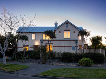 Corner-site comfort and contemporary living