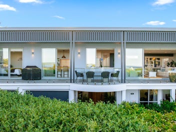 Luxury in Macleans over 1,000 sqm Freehold