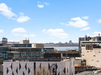 Super Bargain: Contemporary Living 2 bed + carpark