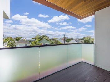 City-fringe - two-bed - urgent value!